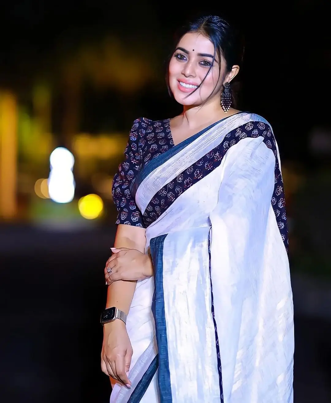 Malayalam Girl Shamna Kasim In White Border Saree Blue Blouse